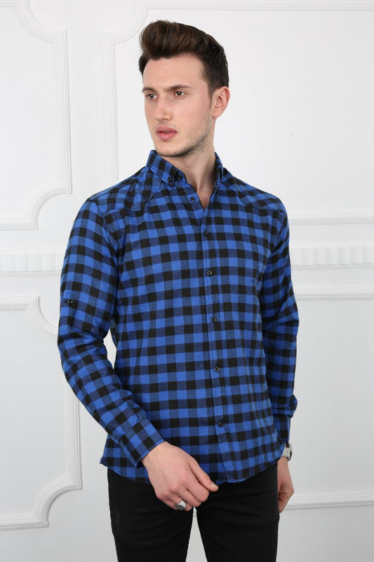 Mavi ve siyah küçük kareli desenli, uzun kollu, düğmeli erkek kışlık gömlek.