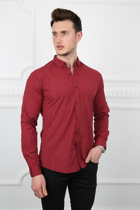 Bordo renkli, beyaz küçük desenli, uzun kollu ve düğmeli erkek gömleği.