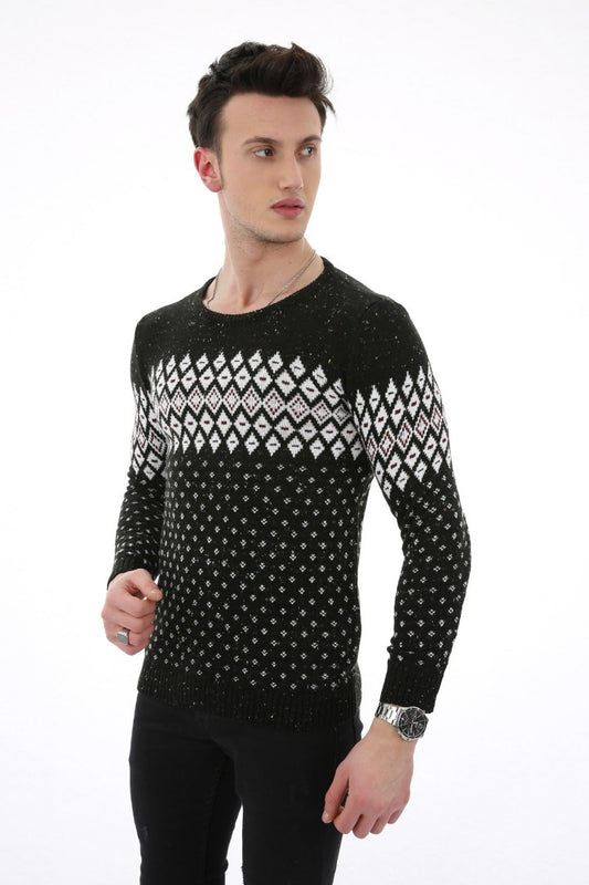 Siyah renkli, desenli ve sıfır yaka detaylı erkek kışlık triko kazak.