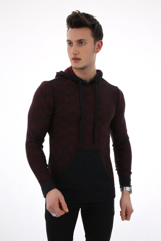 Bordo ve siyah desenli, kapüşonlu ve ön cepli erkek triko kazak.