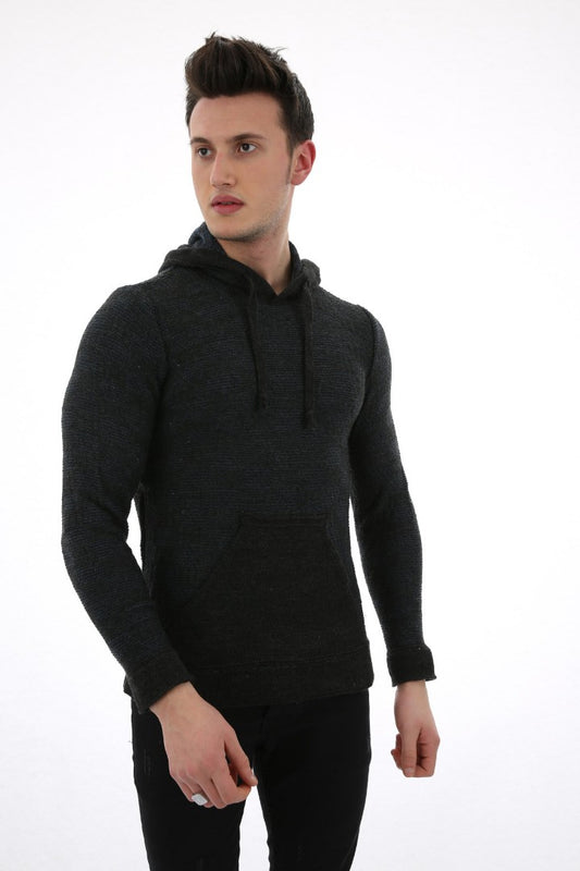 Koyu renkli, kapüşonlu, cepli ve desenli erkek triko kazak.