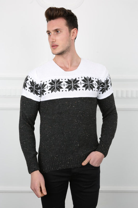 Beyaz üst kısmı kar desenli, alt kısmı koyu gri olan uzun kollu erkek triko kazak.