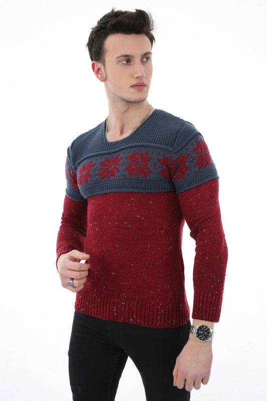Göğüs kısmında kırmızı kar desenleri bulunan, alt kısmı bordo renkli, uzun kollu erkek triko kazak.