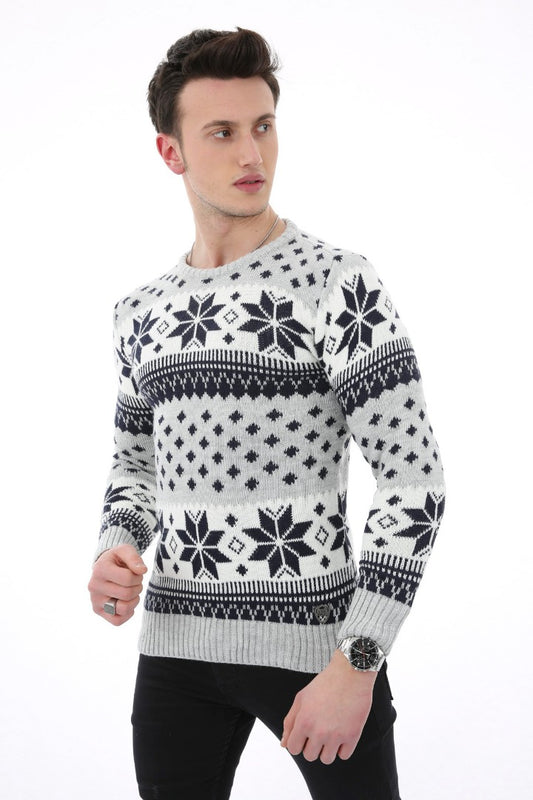 Gri ve lacivert renkli, kar desenli, uzun kollu erkek triko kazak.