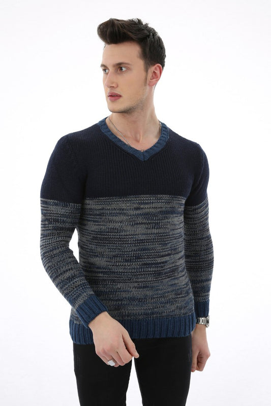 Lacivert ve gri renkli, V yaka, desenli, ribana detaylı erkek triko kazak.