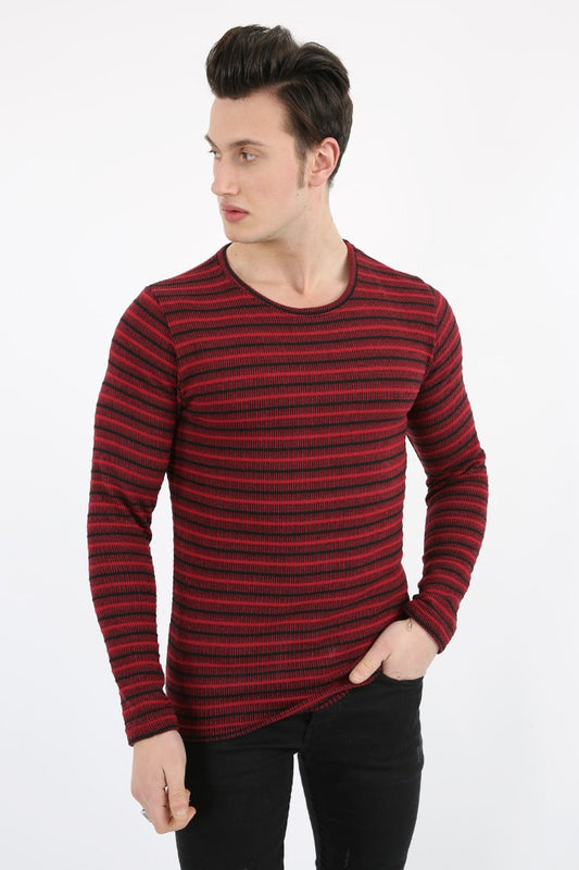 Siyah ve kırmızı yatay çizgili, sıfır yaka, uzun kollu erkek sweatshirt.