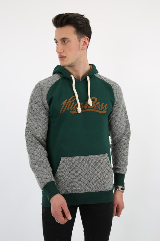 Yeşil renkli, kapüşonlu, kanguru cepli ve desenli kollara sahip erkek sweatshirt.