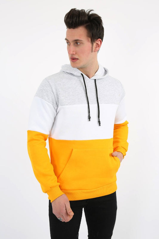 Gri, beyaz ve sarı renk bloklu, kapüşonlu ve kanguru cepli erkek sweatshirt.