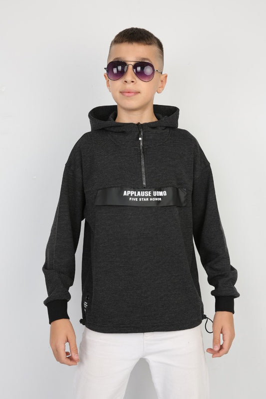 Siyah yarım fermuarlı kapüşonlu baskılı erkek çocuk sweatshirt.