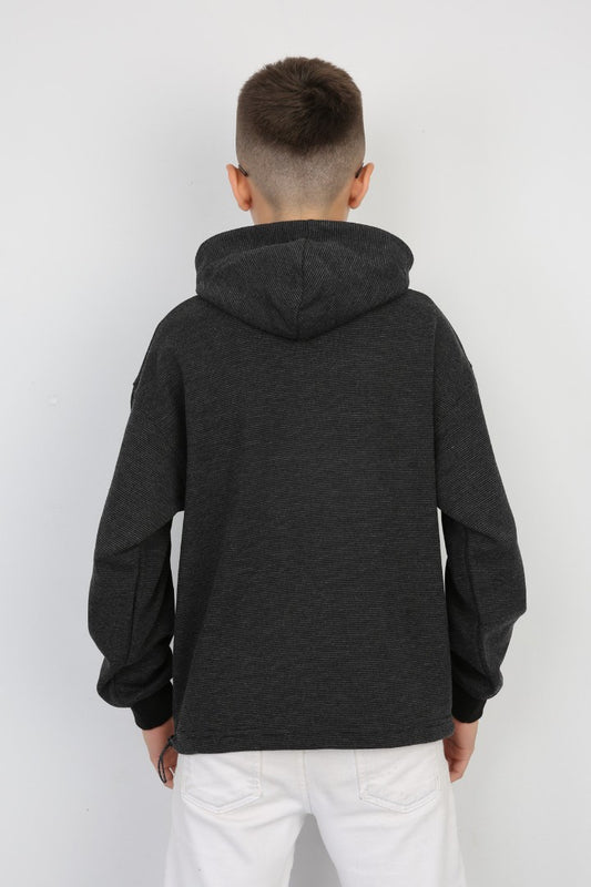 Sırtı dönük duran, gri çizgili, kapüşonlu ve yarım fermuarlı erkek çocuk sweatshirt.