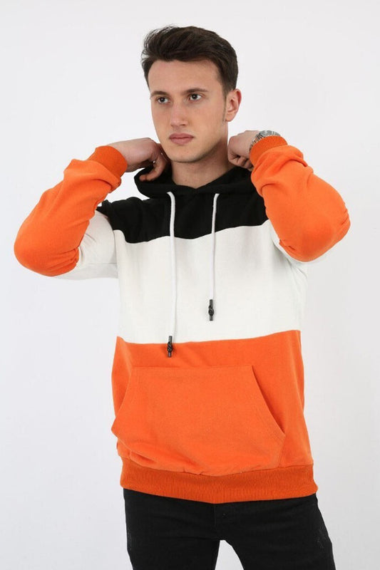 Siyah, beyaz ve turuncu renk bloklu, kapüşonlu ve kanguru cepli erkek sweatshirt.