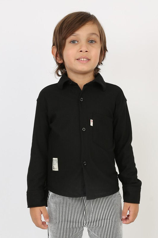 Siyah renkli, cepli ve waffle dokulu kumaştan üretilmiş uzun kollu erkek çocuk gömleği.