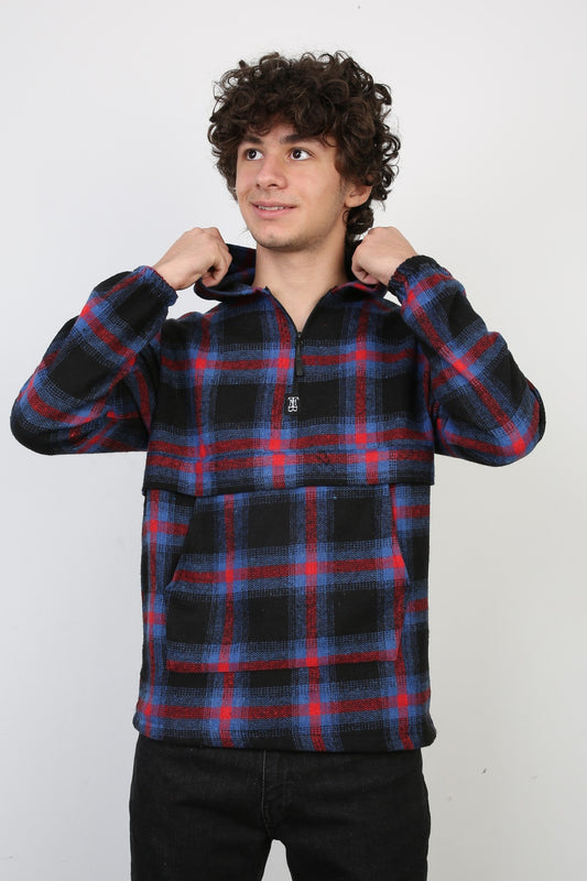 Siyah, kırmızı ve mavi ekose desenli, kapüşonlu ve yarım fermuarlı erkek gömleği.