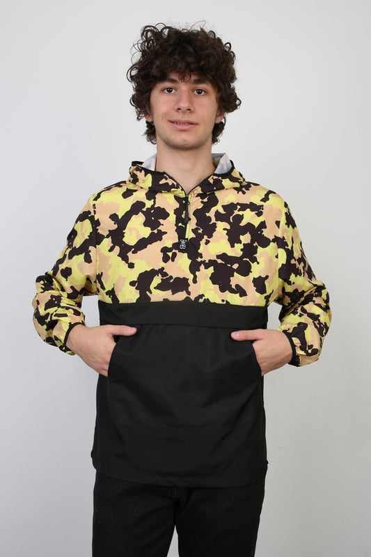 Sarı ve siyah kamuflaj desenli, yarım fermuarlı, kapüşonlu, ince mevsimlik erkek spor mont.
