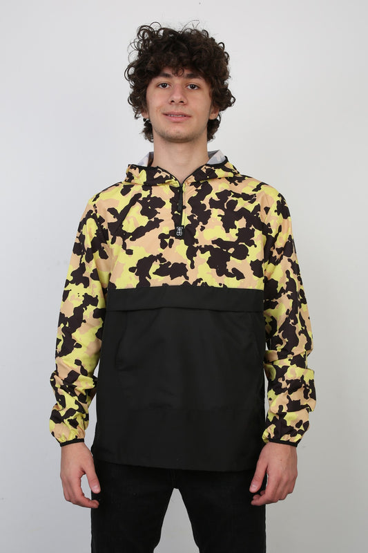Sarı ve siyah kamuflaj desenli, yarım fermuarlı, kapüşonlu ince erkek spor mont.