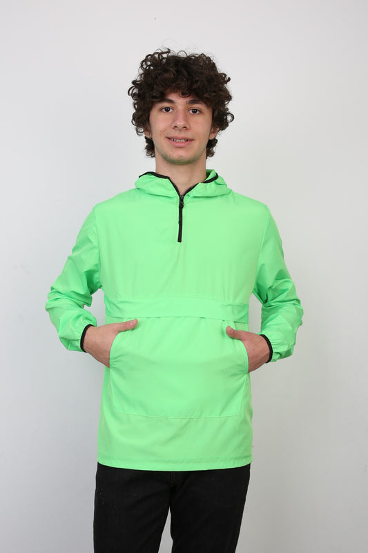 Açık yeşil renkli, yarım fermuarlı ve kapüşonlu ince erkek spor mont.