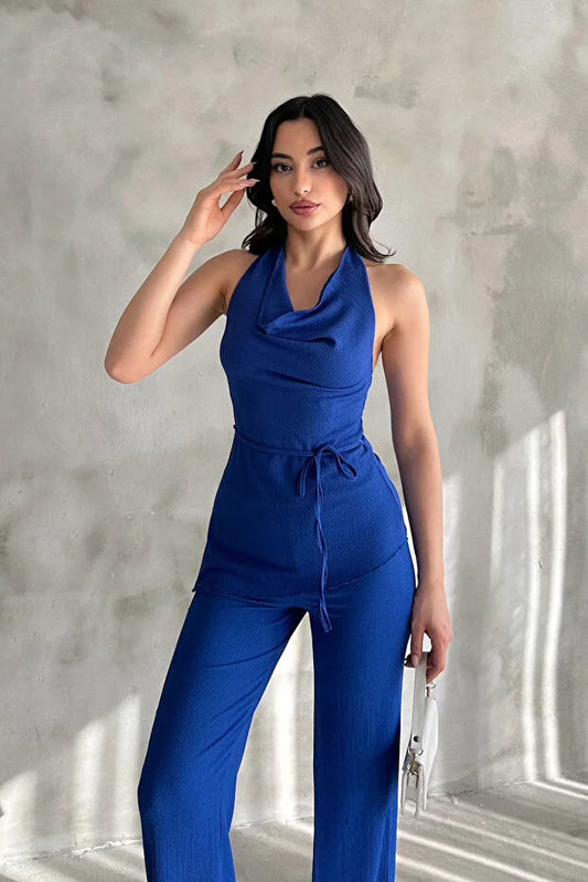 Saks mavisi degaje yaka bluz ve pantolondan oluşan şık ikili takım.