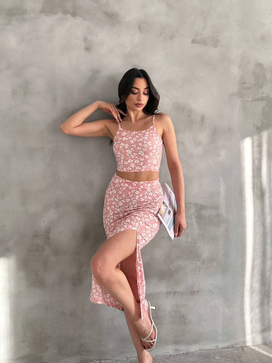 Toz pembe çiçek desenli askılı crop bluz ve yırtmaçlı midi etek ikili takım.