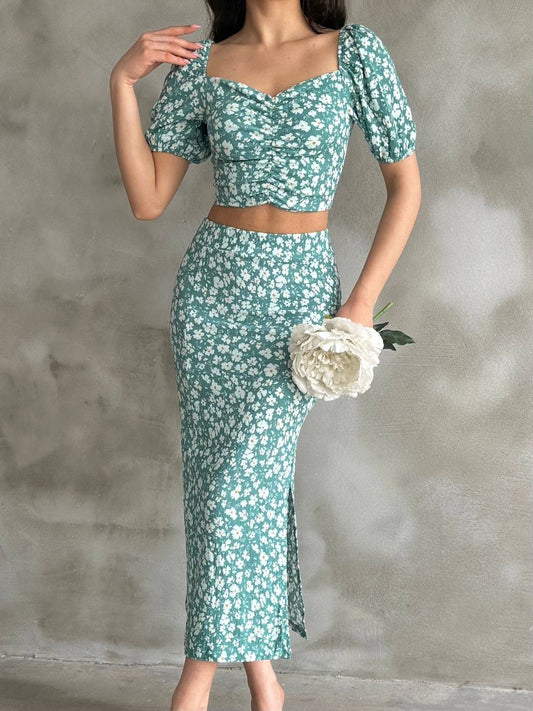 Yeşil çiçek desenli, büzgü detaylı crop bluz ve yırtmaçlı midi etekten oluşan ikili takım.