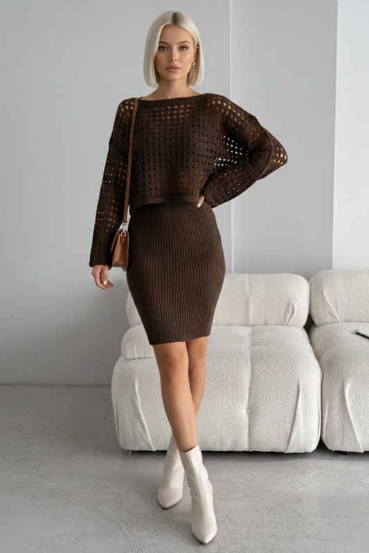 Kahverengi ajurlu kazak ve fitilli triko elbiseden oluşan ikili kadın takım.
