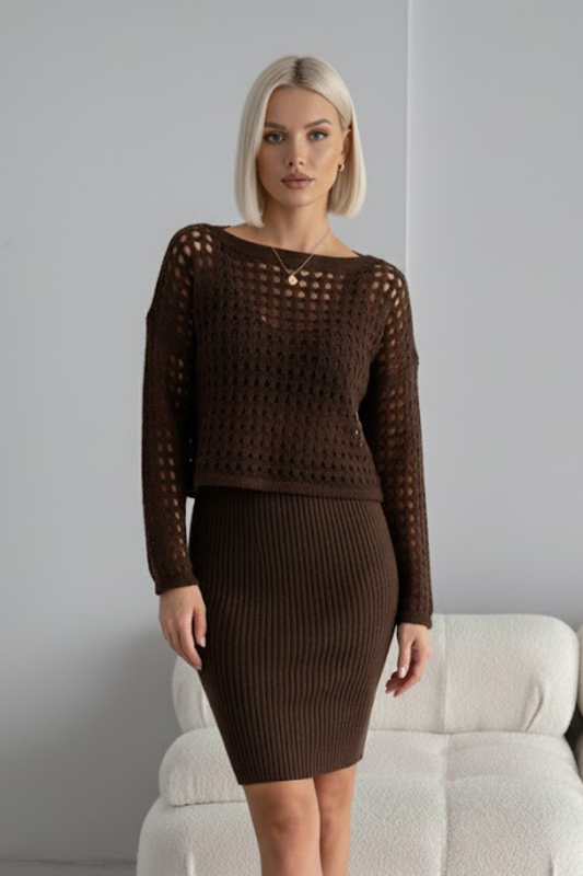 Kahverengi ajurlu kazak ve fitilli triko elbiseden oluşan ikili kadın takım.