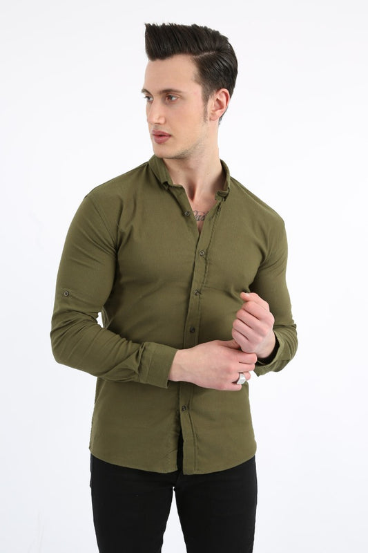 Haki renkli, armür desenli, uzun kollu ve likralı dar kesim erkek gömlek.