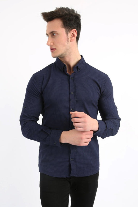 Lacivert renkli, armür desenli, uzun kollu ve slim fit kesim erkek gömlek.