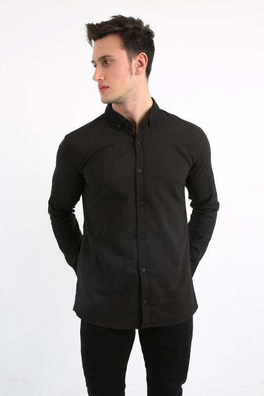 Siyah renkli, armür desenli, uzun kollu ve düğmeli erkek günlük likralı gömlek.