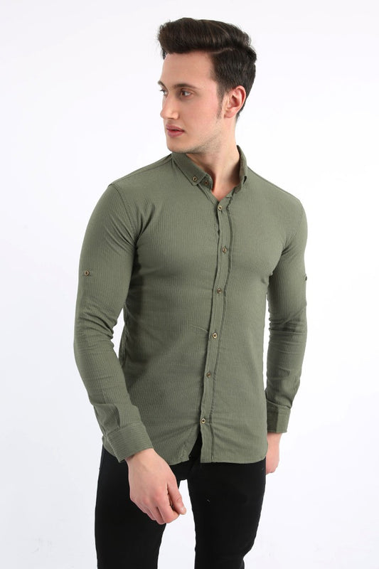 Haki renkli, armür desenli, uzun kollu ve slim fit kesim erkek gömlek.
