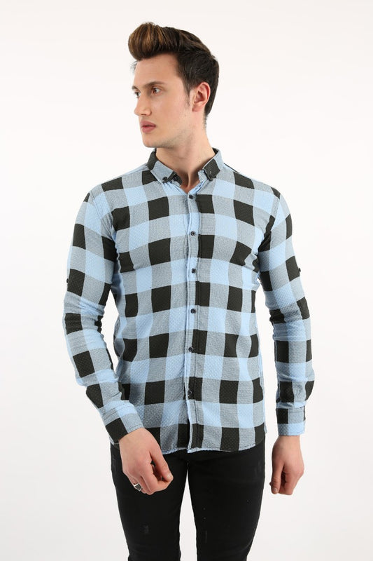 Açık mavi ve siyah büyük kare desenli, uzun kollu, slim fit erkek gömlek.