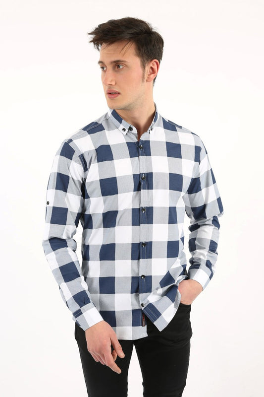 Beyaz ve lacivert büyük kare desenli, uzun kollu, slim fit erkek gömlek.