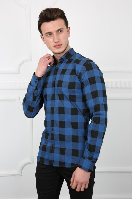 Mavi ve siyah büyük kare desenli, uzun kollu, slim fit erkek gömlek.
