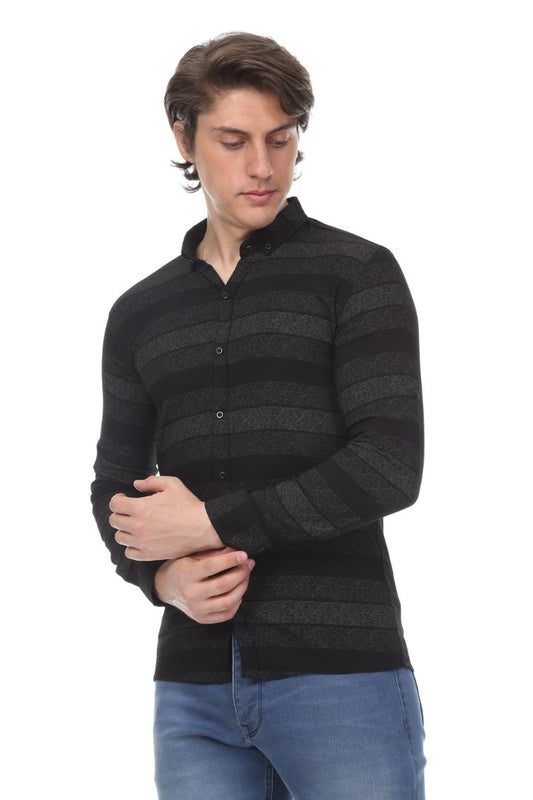 Siyah ve gri yatay çizgili, uzun kollu, dar kesim erkek gömlek.