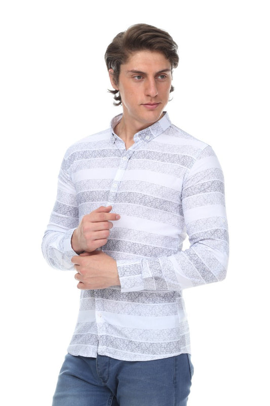 Beyaz ve gri yatay çizgili, uzun kollu, slim fit kesim erkek gömlek.