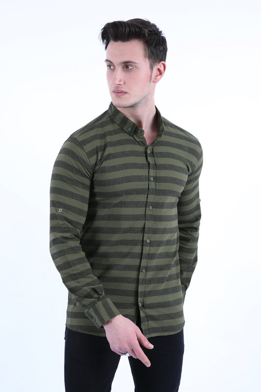 Haki renkli, yatay çizgili, uzun kollu ve dar kesim erkek gömlek.