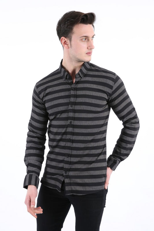 Siyah ve gri yatay çizgili, uzun kollu, dar kesim erkek gömlek.