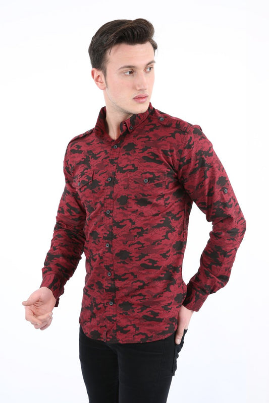 Bordo renkli, kamuflaj desenli, uzun kollu ve düğmeli erkek slim fit gömlek.