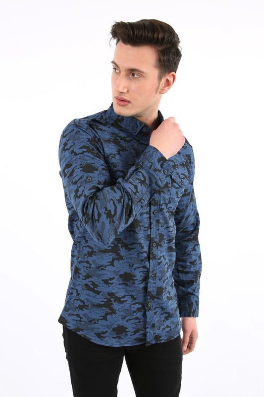 Mavi ve siyah kamuflaj desenli, uzun kollu, slim fit erkek gömleği.