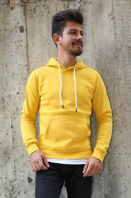 Beyaz detaylı, kapüşonlu ve kanguru cepli sarı erkek sweatshirt.