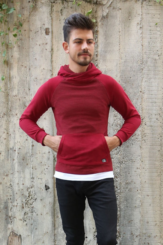 Bordo renkli, kapüşonlu, kanguru cepli ve alt kısmı beyaz detaylı erkek sweatshirt.