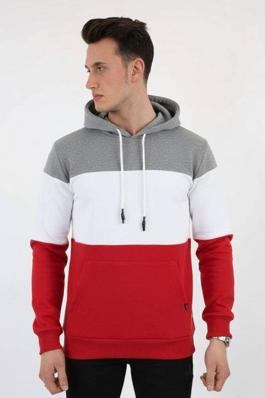 Gri, beyaz ve kırmızı renk bloklu, kapüşonlu ve kanguru cepli erkek sweatshirt.