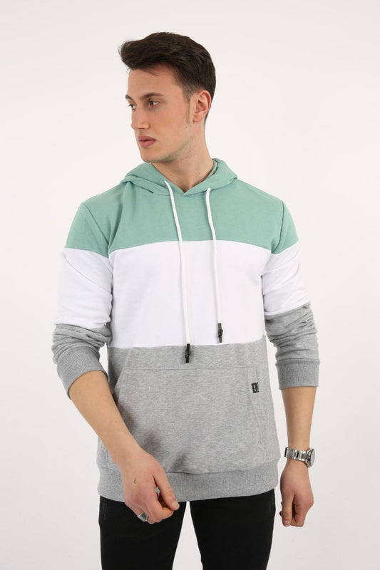 Yeşil, beyaz ve gri renk bloklu, kapüşonlu ve kanguru cepli erkek sweatshirt.