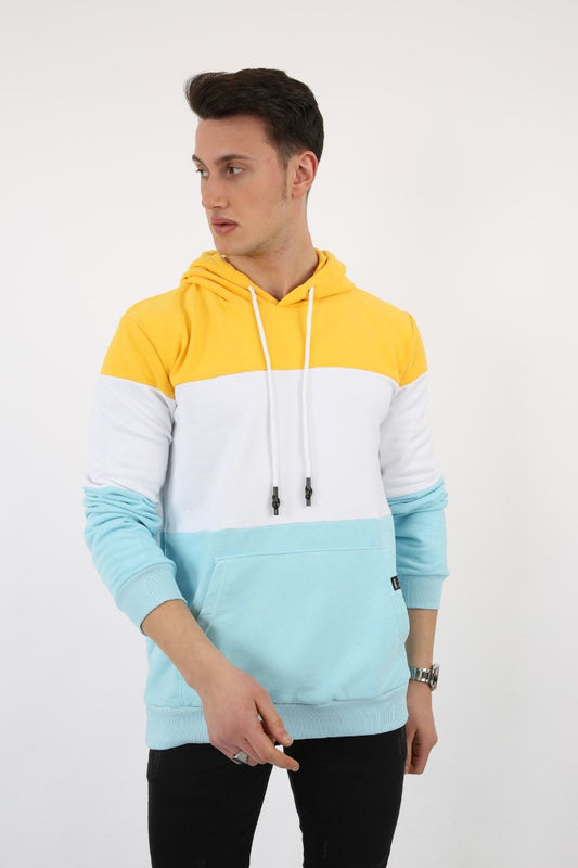 Sarı, beyaz ve açık mavi renk bloklu, kapüşonlu ve kanguru cepli erkek sweatshirt.