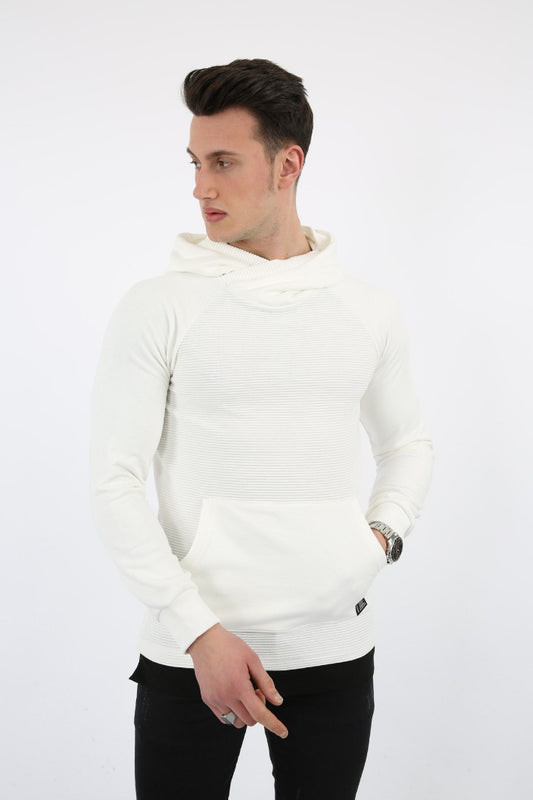 Beyaz renkli, kapüşonlu, kanguru cepli ve yatay çizgili dokuya sahip erkek sweatshirt.