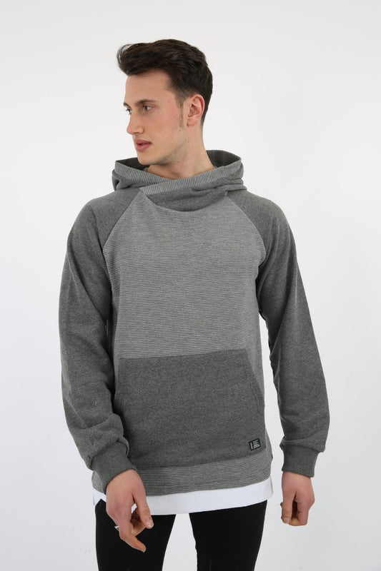 Gri renkli, kapüşonlu, kanguru cepli ve alt kısmı beyaz detaylı erkek sweatshirt.