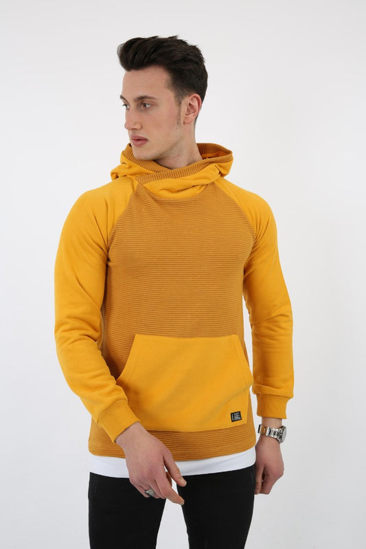 Hardal sarısı renginde, kapüşonlu, kanguru cepli ve alt kısmı beyaz detaylı erkek sweatshirt.