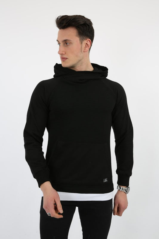 Siyah renkli, kapüşonlu, kanguru cepli ve alt kısmı beyaz detaylı erkek sweatshirt.