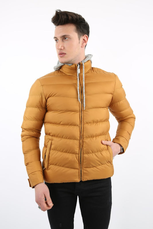 Hardal rengi, çıkarılabilir gri kapüşonlu ve yan cepli erkek şişme mont.