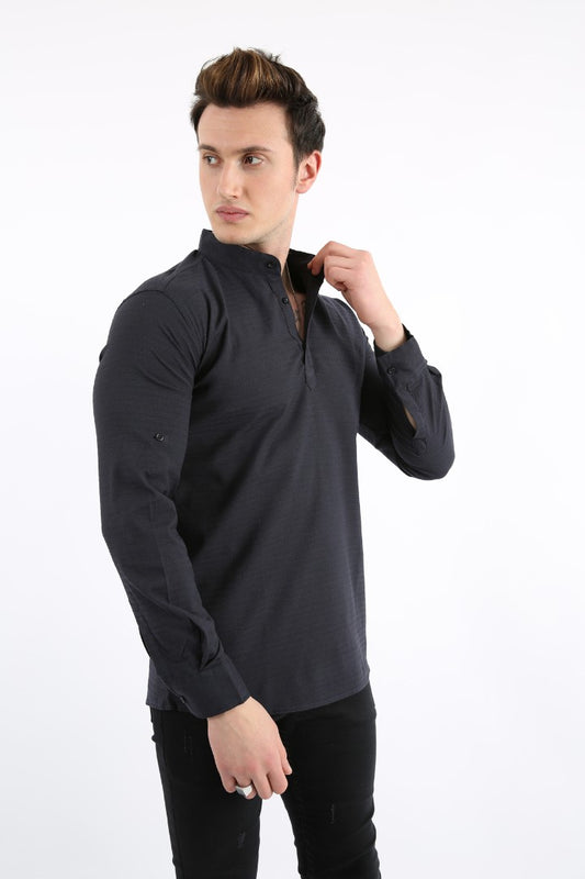 Koyu renkli, uzun kollu, likralı kumaştan üretilmiş hakim yaka erkek gömlek.