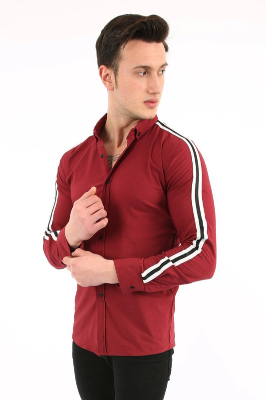 Kolları beyaz ve siyah şerit detaylı, bordo renkli, uzun kollu erkek gömleği.
